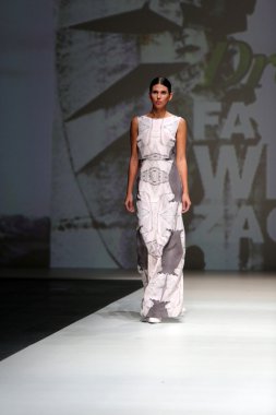 Gürcistan hardinge zagreb moda haftası göstermek üstünde tarafından tasarlanan kıyafetleri moda model