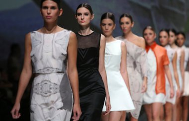 Gürcistan hardinge zagreb moda haftası göstermek üstünde tarafından tasarlanan kıyafetleri moda model