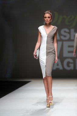 kralj ve zagreb moda haftası göstermek üstünde krajina tarafından tasarlanan kıyafetleri moda model