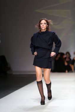Ivana popovic zagreb moda haftası göstermek üstünde tarafından tasarlanan kıyafetleri moda model