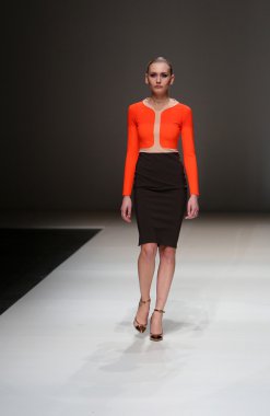 zagreb moda haftası göstermek üstünde s.dresshow tarafından tasarlanan kıyafetleri moda model