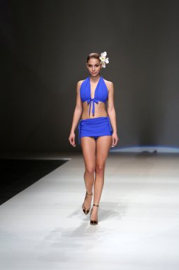 zagreb moda haftası göstermek üstünde s.dresshow tarafından tasarlanan kıyafetleri moda model