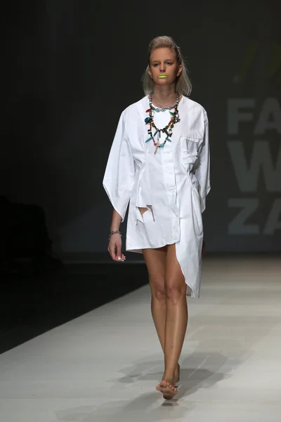 Fashion model wearing clothes designed by Simone Manojlovic on the Zagreb Fashion Week show — Stock Photo, Image