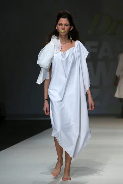 Modelka nosit oblečení, které navrhl simone manojlovic na Záhřeb módní týden show — Stock fotografie