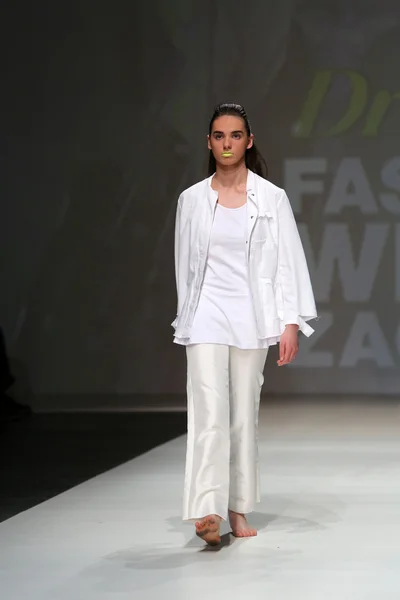 Fashion model wearing clothes designed by Simone Manojlovic on the Zagreb Fashion Week show — Stock Photo, Image