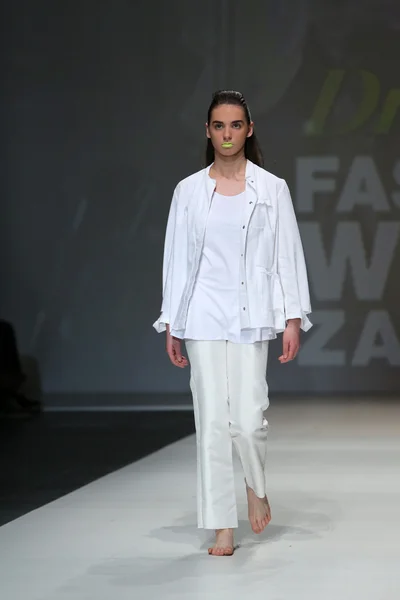 Fashion model dragen van kleding ontworpen door simone manojlovic op de zagreb fashion week show — Stockfoto
