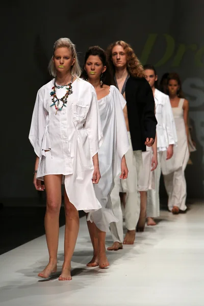 Fashion model dragen van kleding ontworpen door simone manojlovic op de zagreb fashion week show — Stockfoto