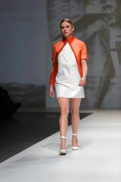 Fashion model wearing clothes designed by Georgia Hardinge on the Zagreb Fashion Week show — Stock Photo, Image