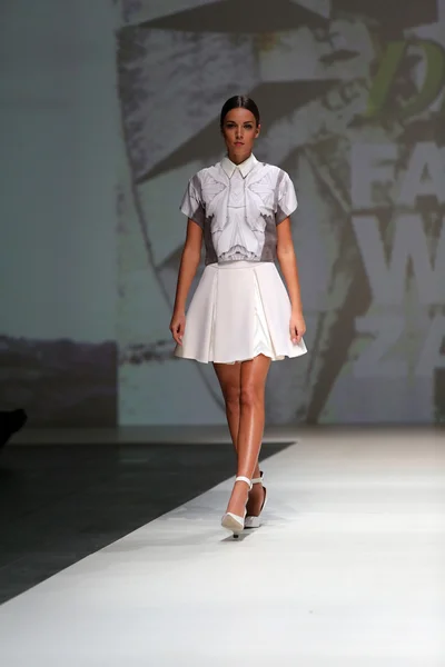 Fashion model wearing clothes designed by Georgia Hardinge on the Zagreb Fashion Week show — Stock Photo, Image