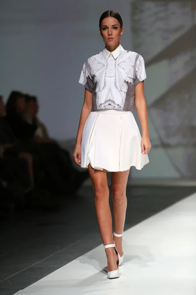 Fashion model dragen van kleding ontworpen door Georgië hardinge op de zagreb fashion week show — Stockfoto
