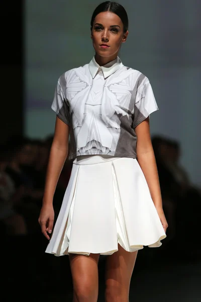 Modell bär kläder designade av Georgien hardinge på zagreb modevisning vecka — Stockfoto