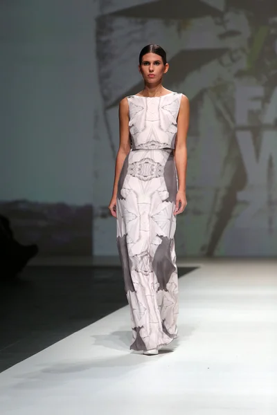 Mode-Model trägt Kleidung von georgia hardinge auf der Zagreber Modewoche — Stockfoto