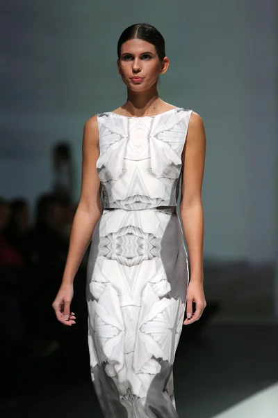 Fashion model wearing clothes designed by Georgia Hardinge on the Zagreb Fashion Week show — Stock Photo, Image