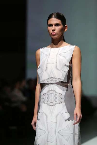 Fashion model wearing clothes designed by Georgia Hardinge on the Zagreb Fashion Week show — Stock Photo, Image