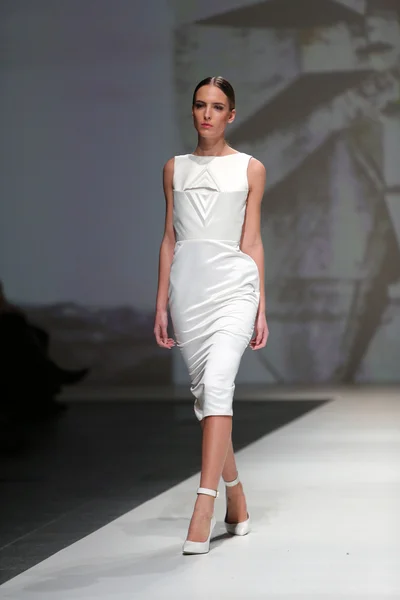 Fashion model wearing clothes designed by Georgia Hardinge on the Zagreb Fashion Week show — Stock Photo, Image