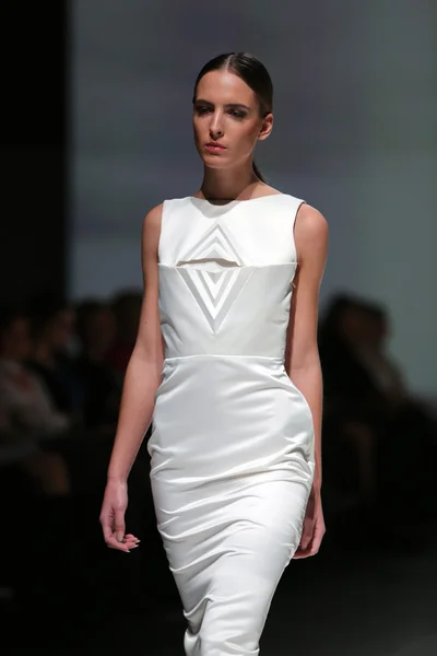 Modèle de mode portant des vêtements conçus par Georgia Hardinge sur le défilé de la Fashion Week de Zagreb — Photo