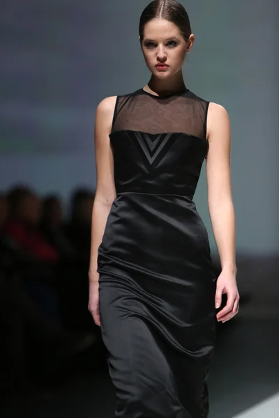 Fashion model wearing clothes designed by Georgia Hardinge on the Zagreb Fashion Week show — Stock Photo, Image