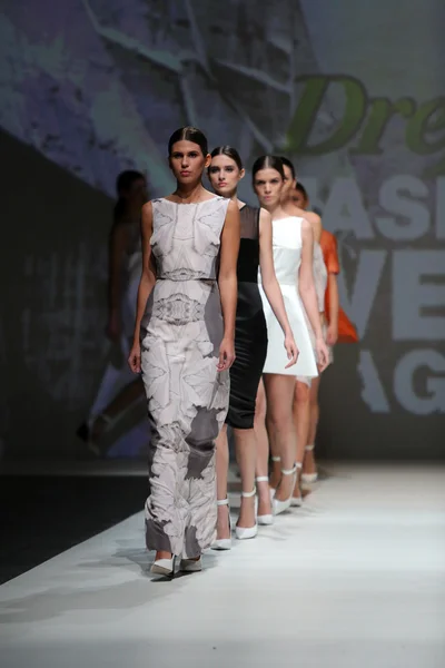 Fashion model wearing clothes designed by Georgia Hardinge on the Zagreb Fashion Week show — Stock Photo, Image