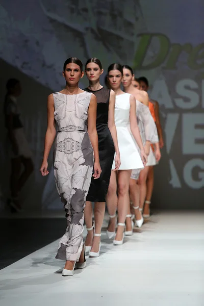 조지아 hardinge 자그레브 유행 주 쇼에 의해 설계 된 옷을 입고 패션 모델 — 스톡 사진
