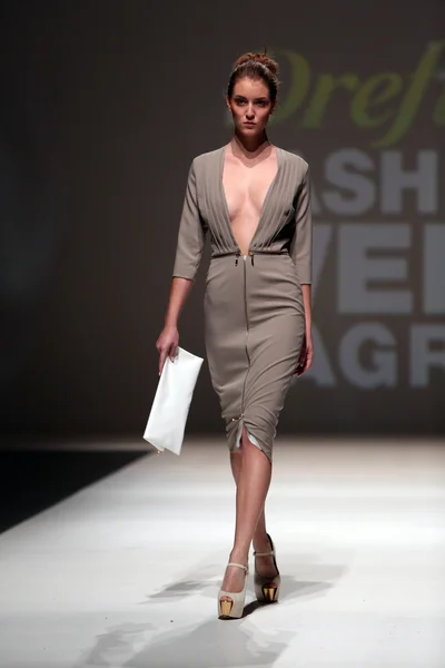 Fashion model wearing clothes designed by Kralj and Krajina on the Zagreb Fashion Week show — Stock Photo, Image