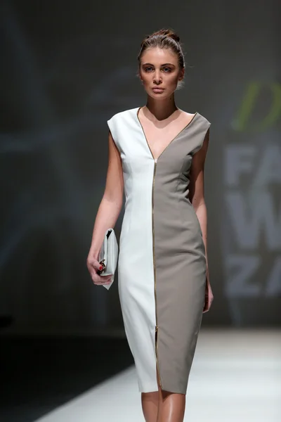 Mannequin vêtu de vêtements conçus par Kralj et Krajina lors du défilé de la Fashion Week de Zagreb — Photo