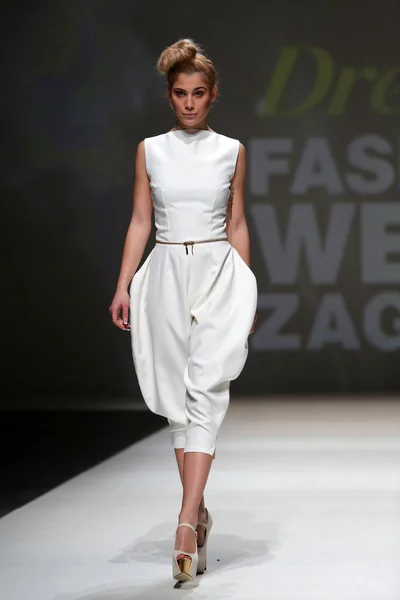 Fashion model wearing clothes designed by Kralj and Krajina on the Zagreb Fashion Week show — Stock Photo, Image