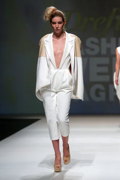 Fashion model wearing clothes designed by Kralj and Krajina on the Zagreb Fashion Week show — Stock Photo, Image