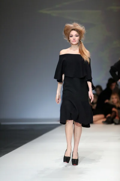 Fashion model wearing clothes designed by Ivana Popovic on the Zagreb Fashion Week show — Stock Photo, Image