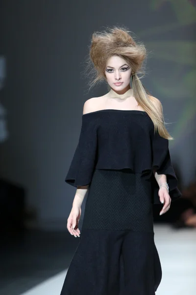 Mannequin vêtu de vêtements conçus par Ivana Popovic lors du défilé de la Fashion Week de Zagreb — Photo