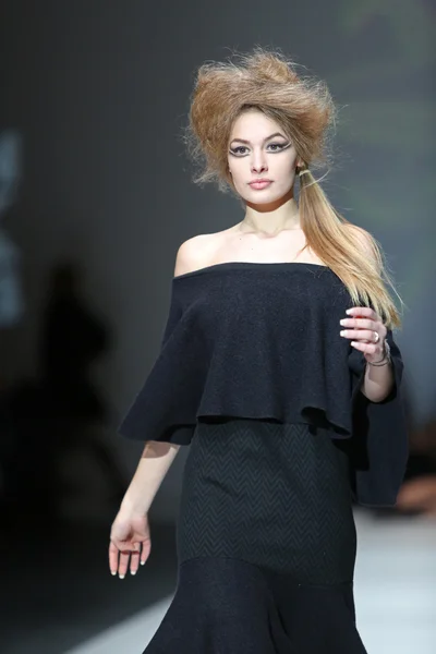 Modelo de moda vestindo roupas projetadas por Ivana Popovic no desfile da semana de moda de Zagreb — Fotografia de Stock