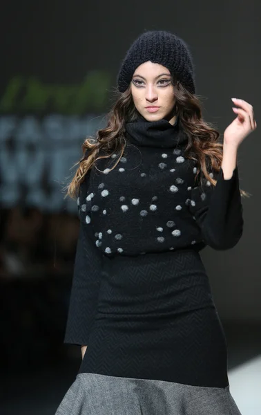 Fashion model wearing clothes designed by Ivana Popovic on the Zagreb Fashion Week show — Stock Photo, Image