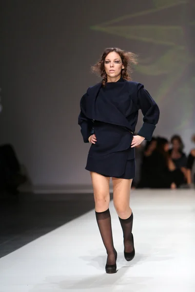 Fashion model wearing clothes designed by Ivana Popovic on the Zagreb Fashion Week show — Stock Photo, Image