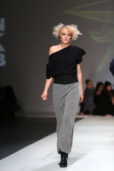 Fashion model wearing clothes designed by Ivana Popovic on the Zagreb Fashion Week show — Stock Photo, Image