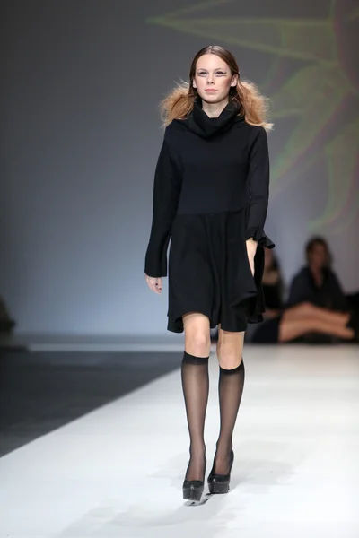 ザグレブのファッション週間ショーのイヴァナ popovic によって設計された服を着てファッション モデル — ストック写真
