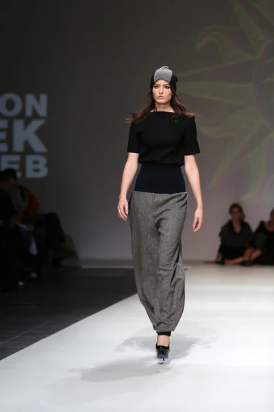 Fashion model dragen van kleding ontworpen door ivana popovic op de zagreb fashion week show — Stockfoto