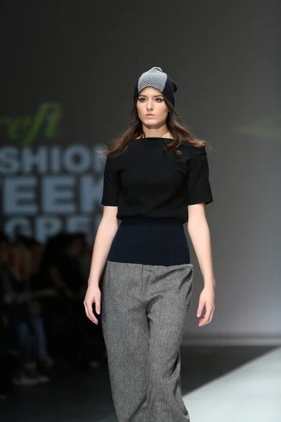 Fashion model wearing clothes designed by Ivana Popovic on the Zagreb Fashion Week show — Stock Photo, Image