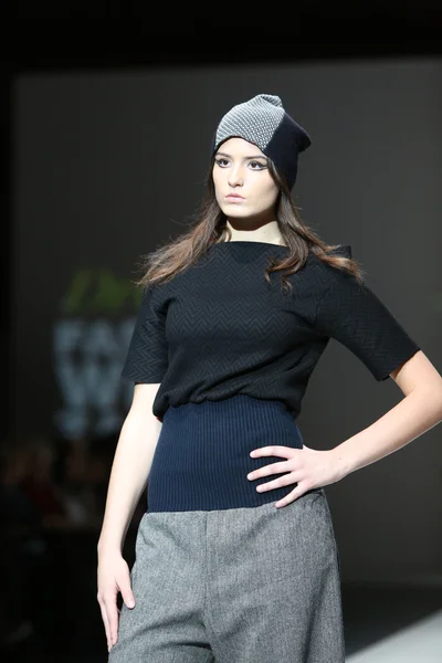 Modelka noszenie ubrania zaprojektowane przez ivana popovic na Zagrzeb Pokaż tydzień mody — Zdjęcie stockowe