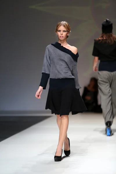 Modelka noszenie ubrania zaprojektowane przez ivana popovic na Zagrzeb Pokaż tydzień mody — Zdjęcie stockowe