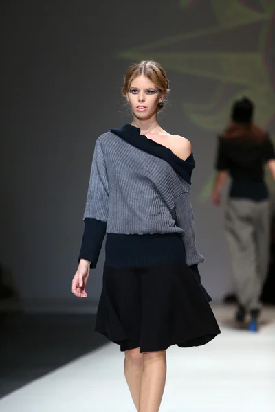 Ivana popovic zagreb moda haftası göstermek üstünde tarafından tasarlanan kıyafetleri moda model — Stok fotoğraf