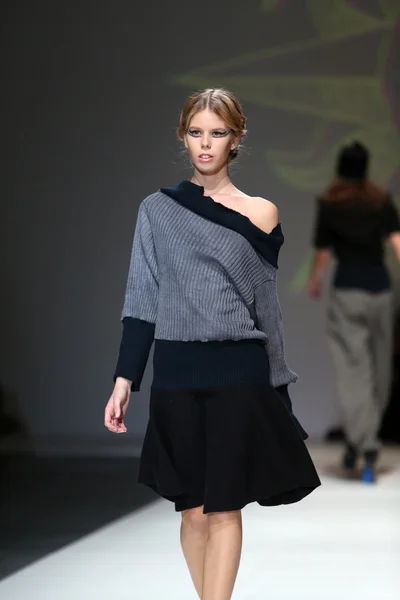 Fashion model wearing clothes designed by Ivana Popovic on the Zagreb Fashion Week show — Stock Photo, Image