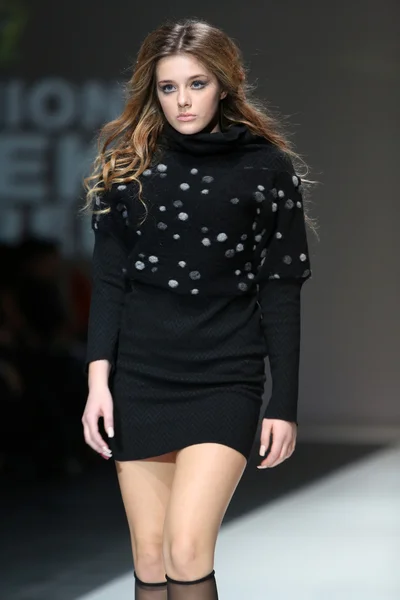 Models in Kleidern von Ivana Popovic auf der Zagreber Modewoche — Stockfoto