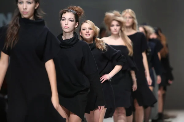 Modelo de moda vestindo roupas projetadas por Ivana Popovic no desfile da semana de moda de Zagreb — Fotografia de Stock