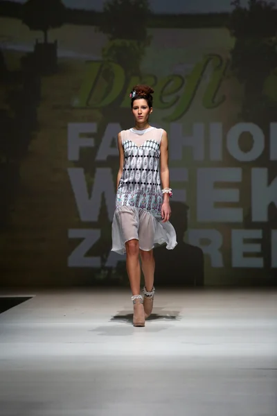 Mannequin portant des vêtements conçus par Tramp déguisé lors de la Fashion Week de Zagreb — Photo