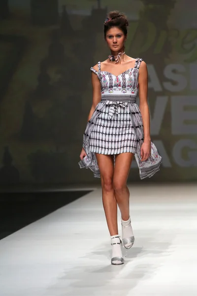 Fashion model wearing clothes designed by Tramp in Disguise on the Zagreb Fashion Week — Stock Photo, Image