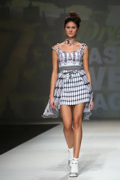 Modelo de moda con ropa diseñada por Tramp in Disguise en la Semana de la Moda de Zagreb —  Fotos de Stock