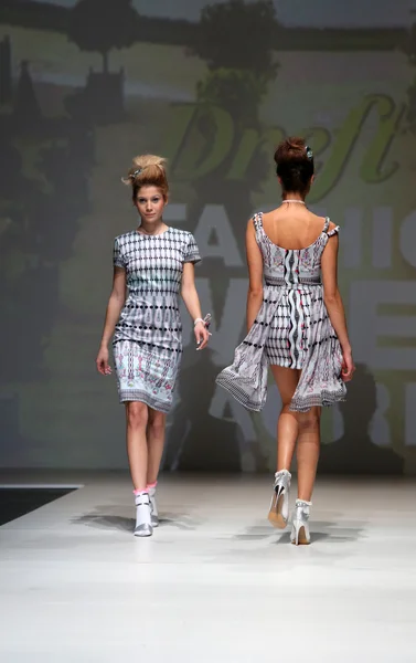 Mannequin portant des vêtements conçus par Tramp déguisé lors de la Fashion Week de Zagreb — Photo