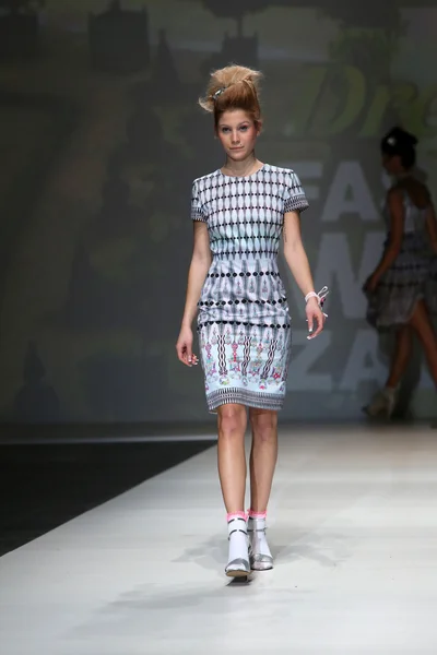 Mannequin portant des vêtements conçus par Tramp déguisé lors de la Fashion Week de Zagreb — Photo