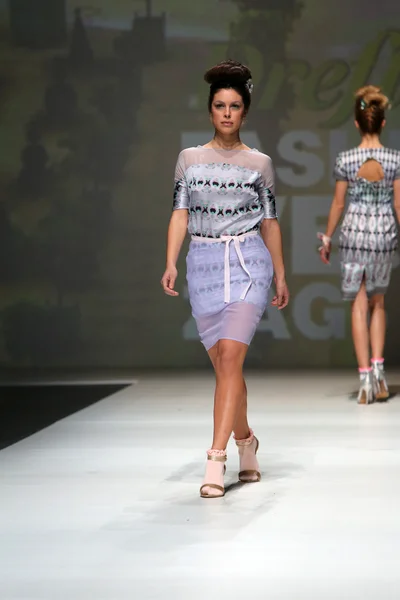 Fashion model wearing clothes designed by Tramp in Disguise on the Zagreb Fashion Week — Stock Photo, Image