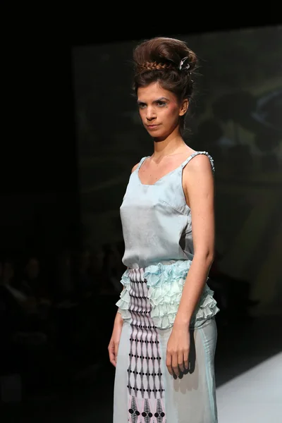 Modell bär kläder designade av tramp i förklädnad på modeveckan zagreb — Stockfoto