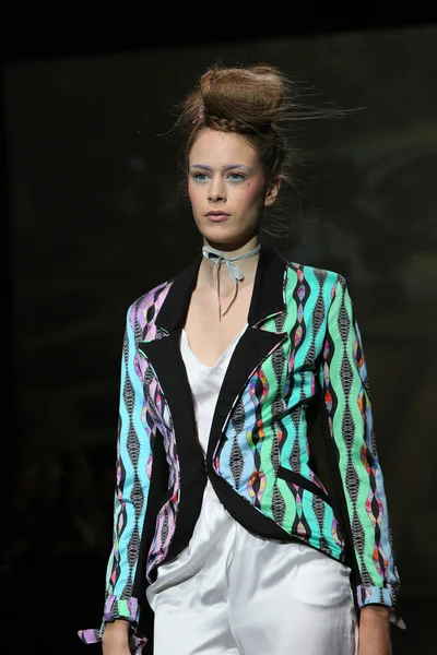 ザグレブのファッションウィークに変装でトランプによって設計された服を着てファッション モデル — ストック写真